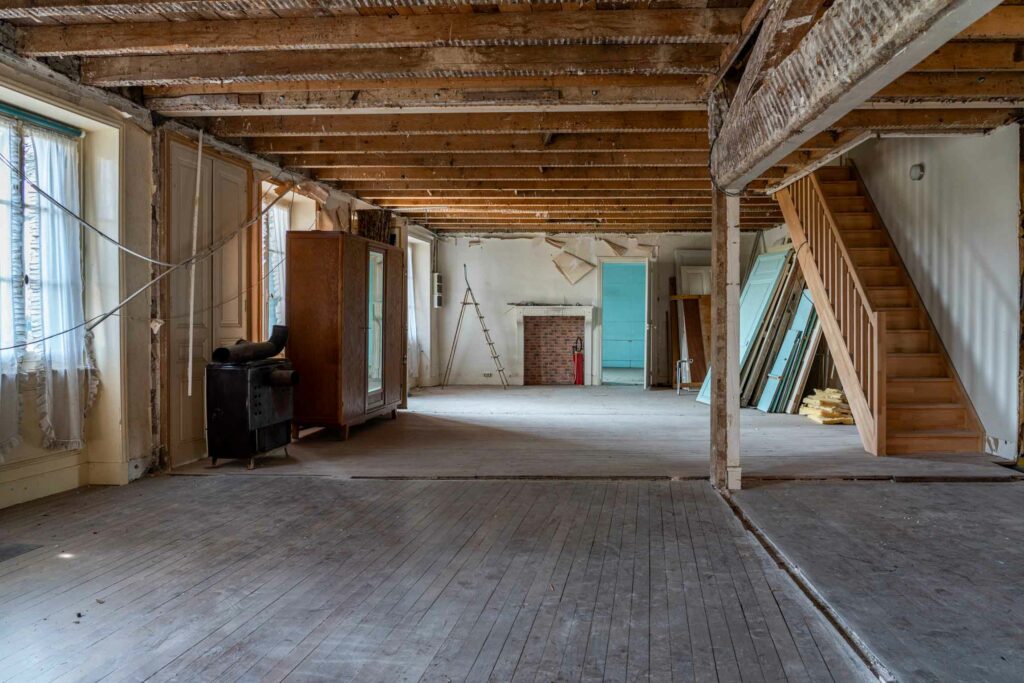 Photographie couleur des travaux de rénovation d'une maison dans le Mâconnais