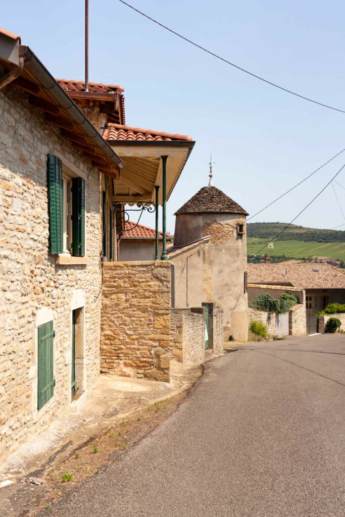 Photographie couleur de la rénovation d'une maison dans le Mâconnais par l'agence Ocre Architecture.